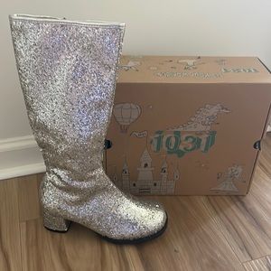 New in box 1.75” children’s silver glitter gogo boot size (13/1)